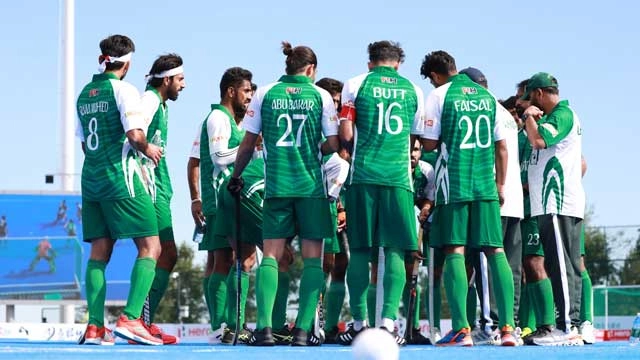 Pakistan hammer China to book semifinal berth