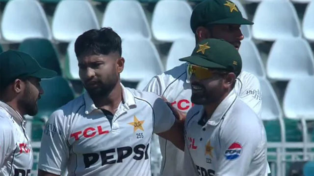 Bangladeshi batting line crumble in second Test against Pakistan