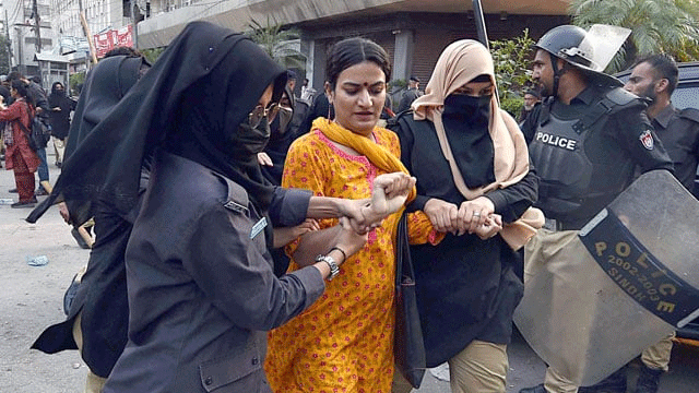 10 cops suspended after ‘maltreatment’ of women protesters in Karachi