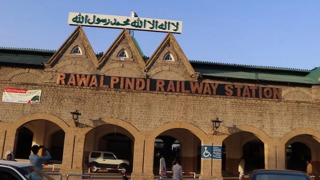Rawalpindi railway station flooded with passengers amid PTI protest call