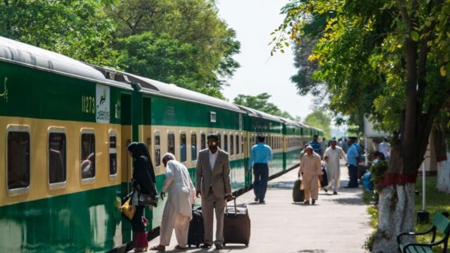 Minister announces reduction in train fares