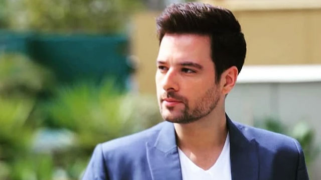 Mikaal Zulfiqar offered second marriage during live show by his fan