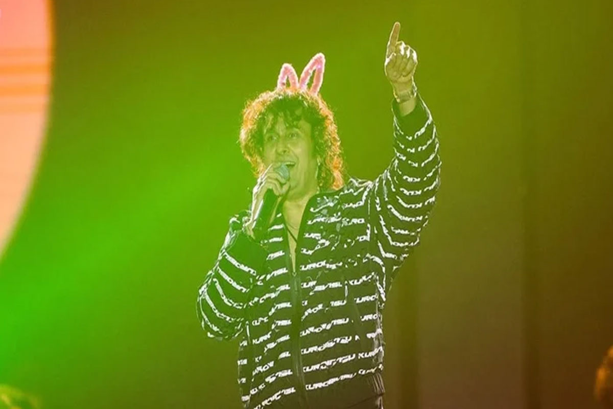 Stones and bottles hurled at Sonu Nigam during concert