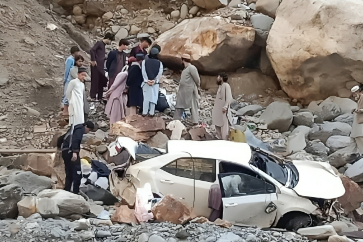 GB customs clerk suspended over smuggled phones found in crash