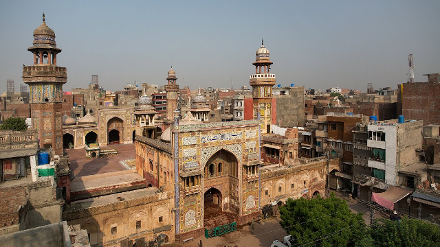 Lahore Weather Today: Hazy Sunshine with Temperatures to climb upto 37°C