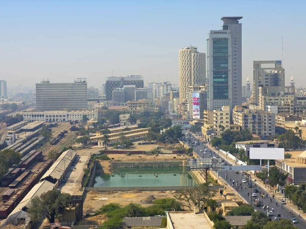 Karachi Weather Update: Sunny & Warm Day Ahead