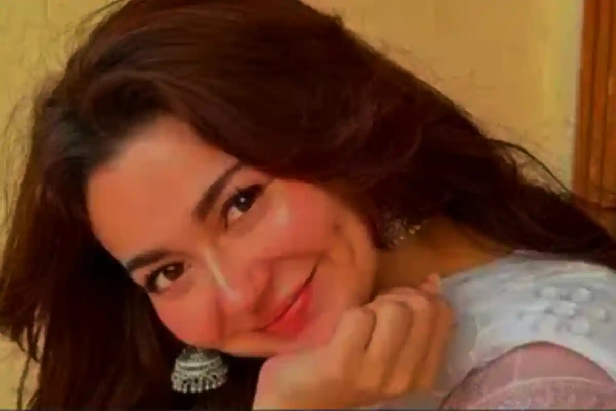 Hania Amir Shuts Down Rumors About Second Instagram Account