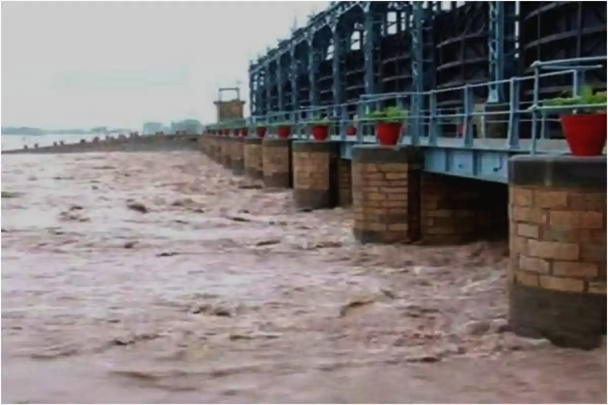 Sudden Indian water release into Chenab sparks flood alert in Pakistan