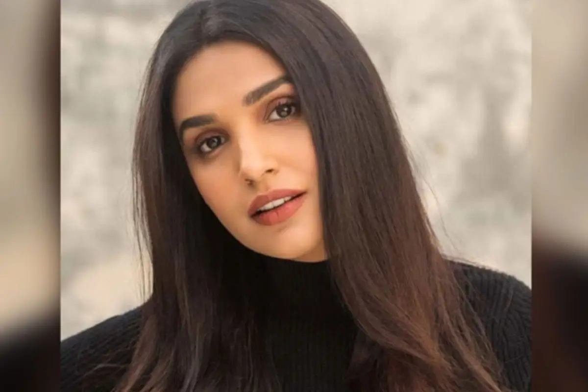 Amna Ilyas Faces Online Criticism Over Bold Beach Outfit