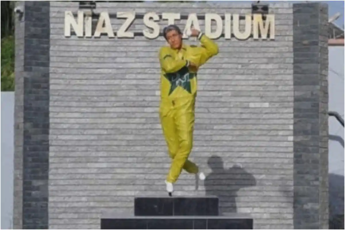 Wasim Akram’s Statue at Niaz Stadium Sparks Social Media Jokes