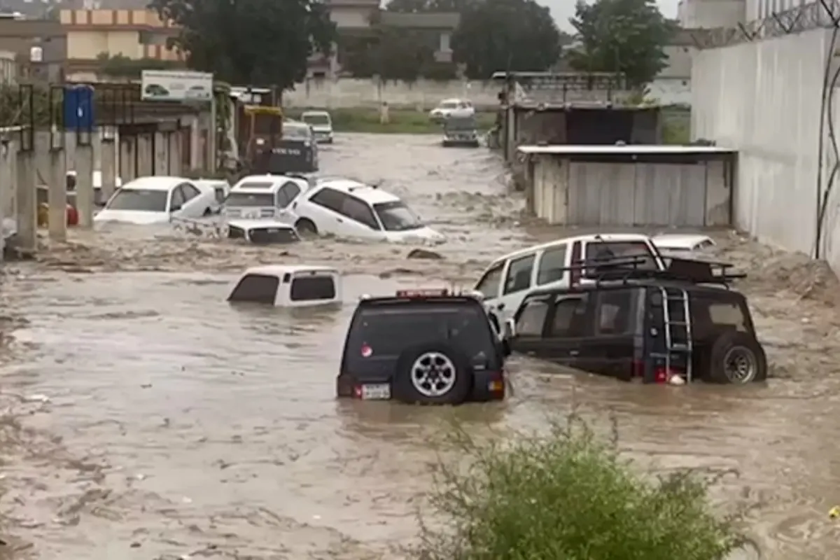 How to Survive When a Car Is Caught in Floodwater – Safety Tips from Motorway Police