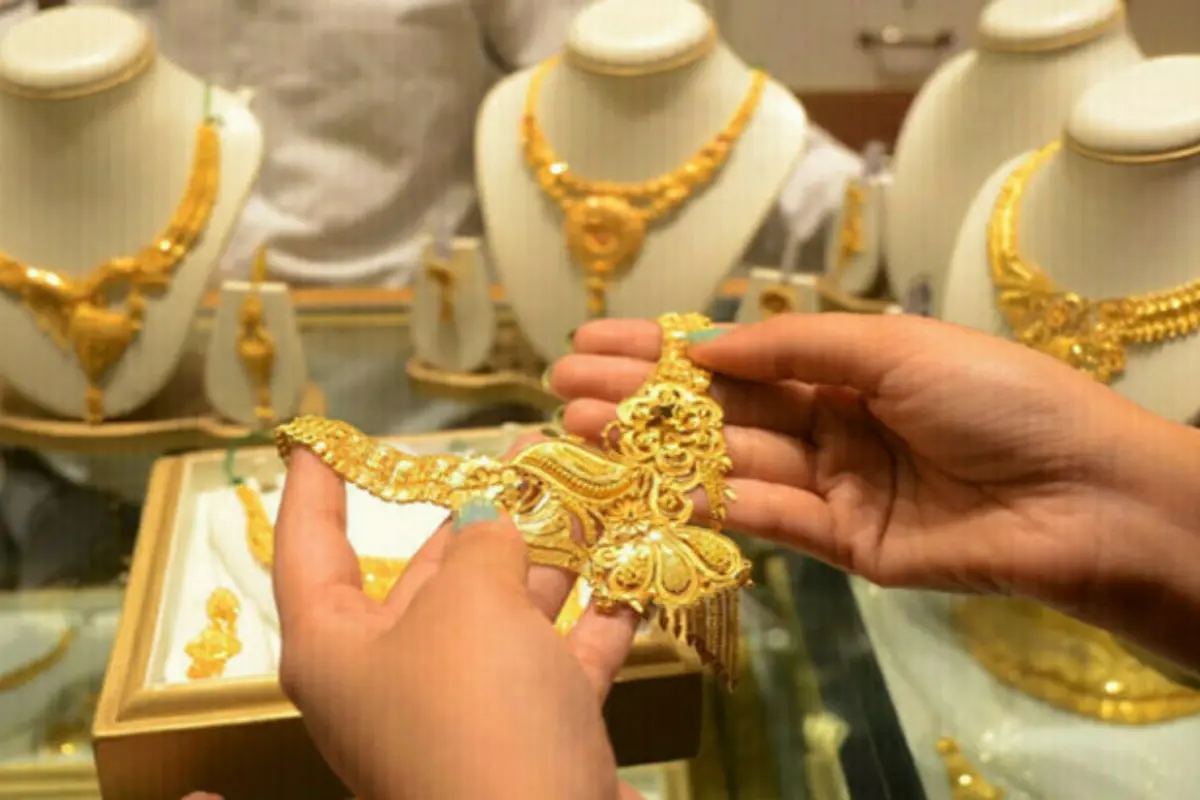 Gold Prices Plunge in Pakistan Amid Global Decline
