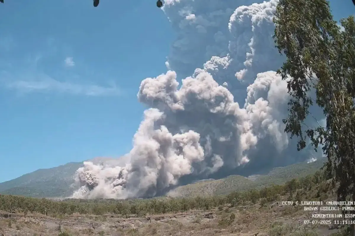 Mount Lewotobi Laki-Laki Erupts in Indonesia, Sends Ash 11 Miles Into Sky