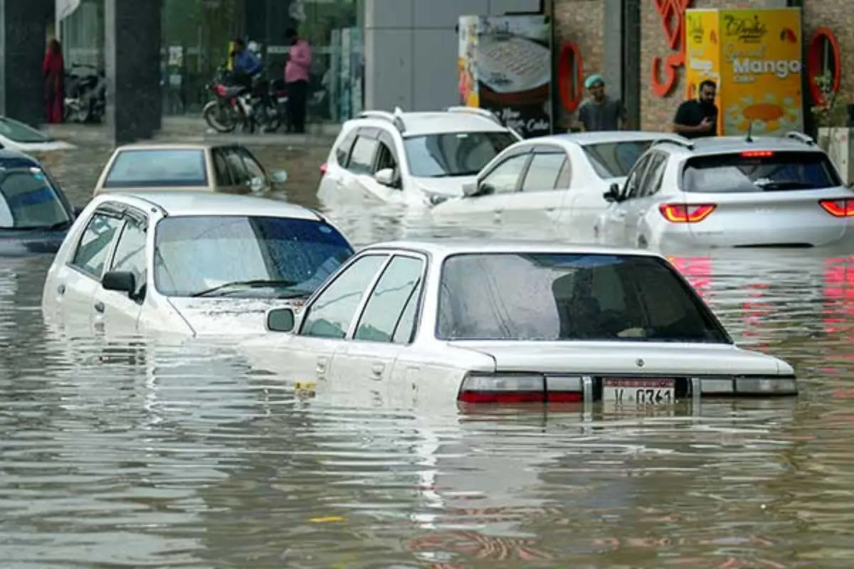 Heavy rain kills eight, disrupts life in Karachi