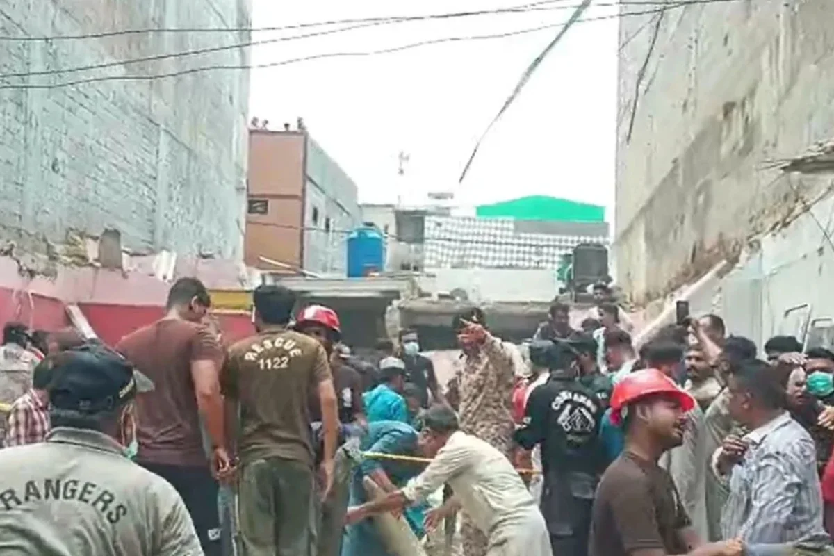 Orangi Town Building Collapse Injures Four in Karachi