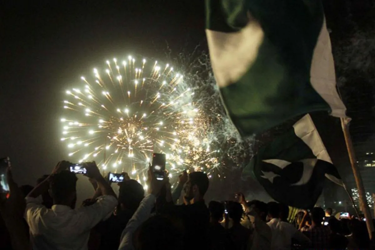 Top Places to See Live 14th August Fireworks in Karachi Tonight (2025): Full Event Guide & Locations