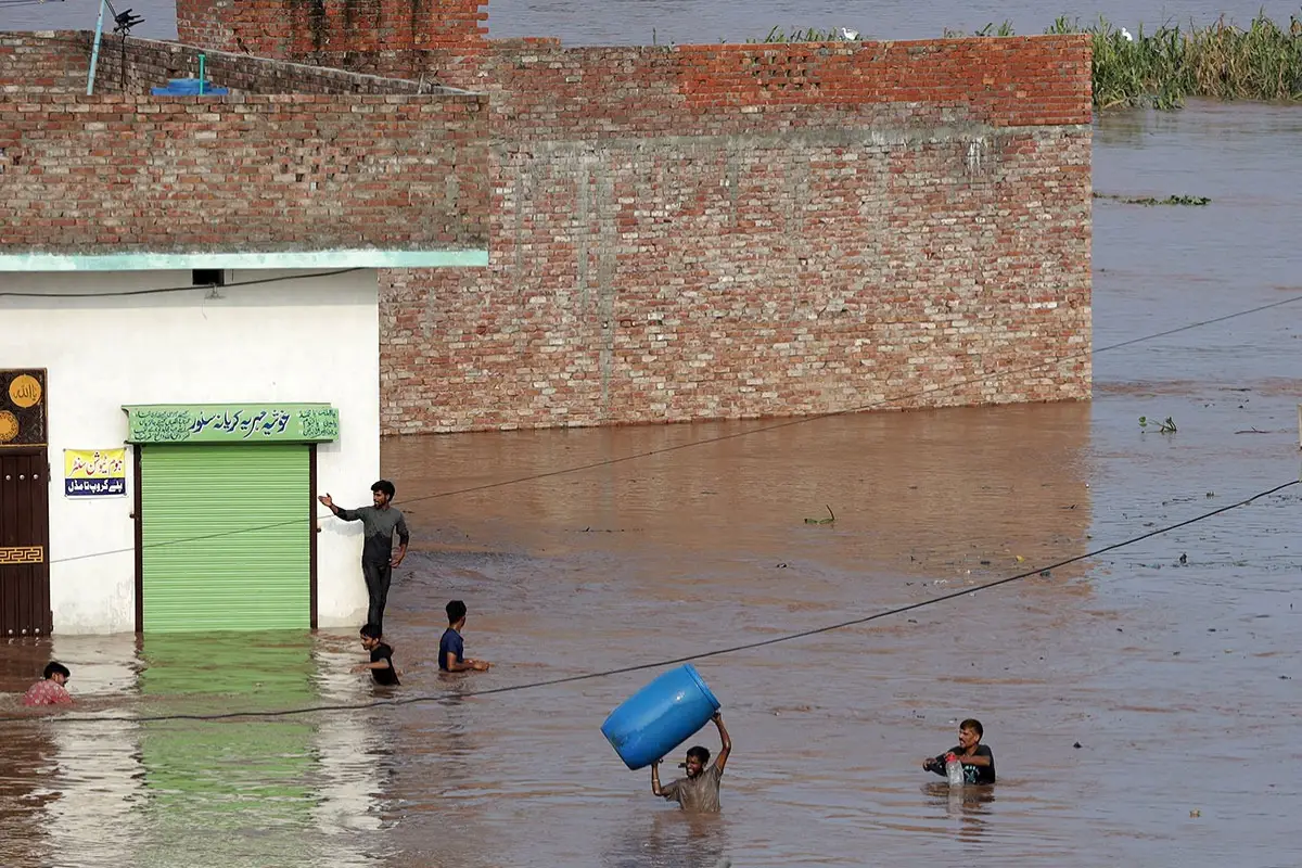 Chenab River Floodwaters Sweep Sialkot, Jhang; 180 Villages Submerged, Multan at Risk