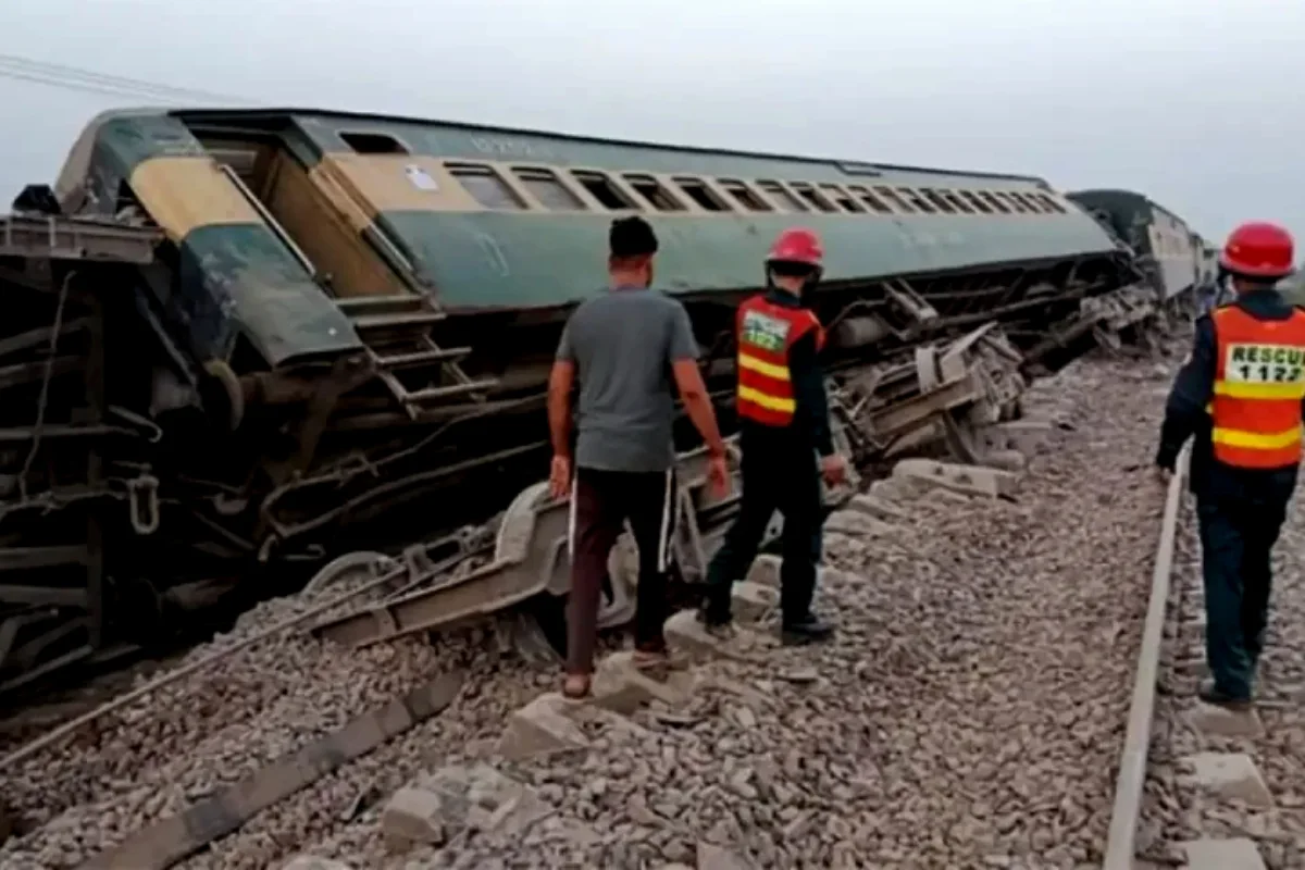 Islamabad Express Train derails near Kala Shah Kaku, over 25 injured