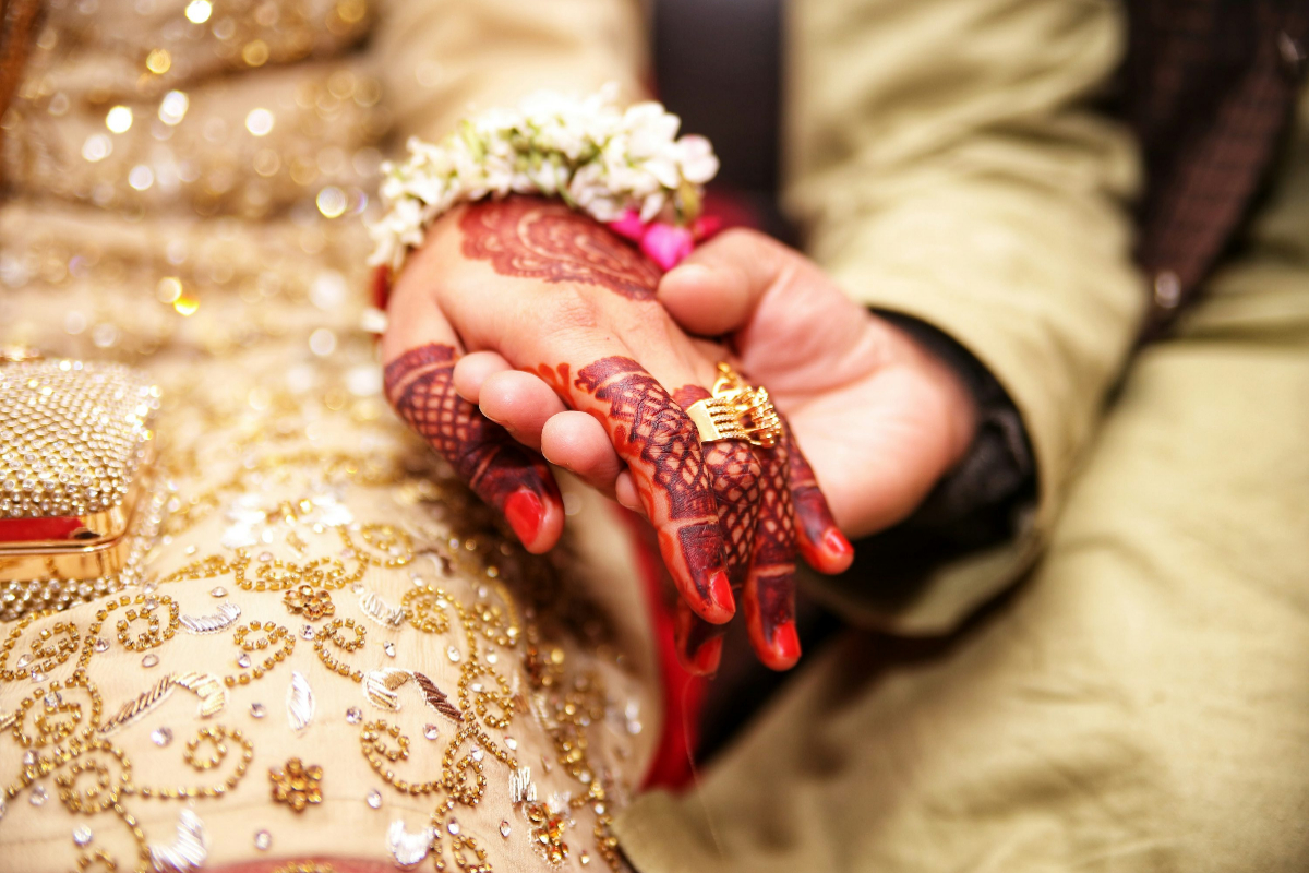 Karachi Couple Introduces New Salami Trend at Their Wedding Ceremony