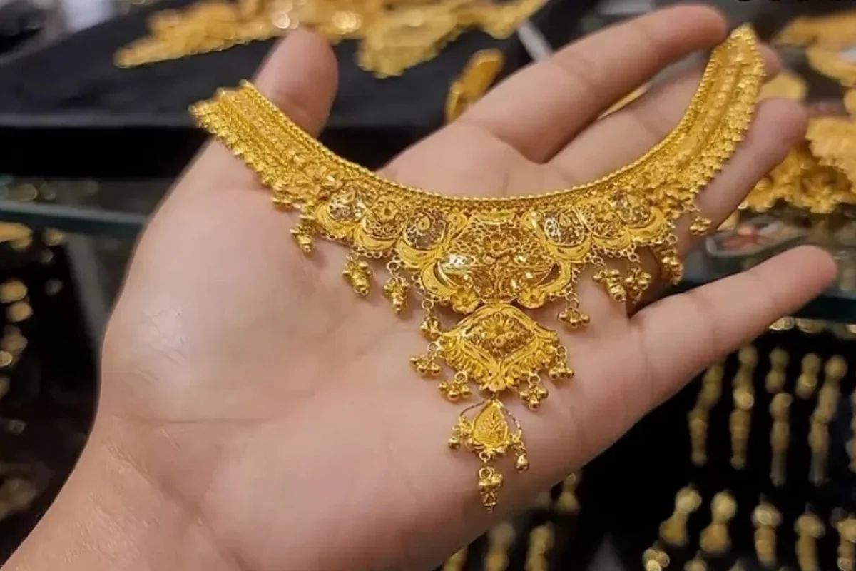 Gold price falls by Rs 2,500 per tola in Pakistan – check new rates