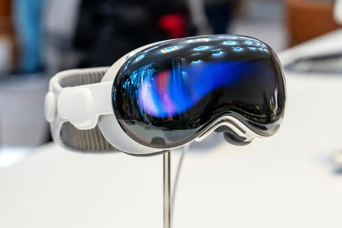 Apple Prepares Vision Pro 2 with Major Upgrades in Design & Performance