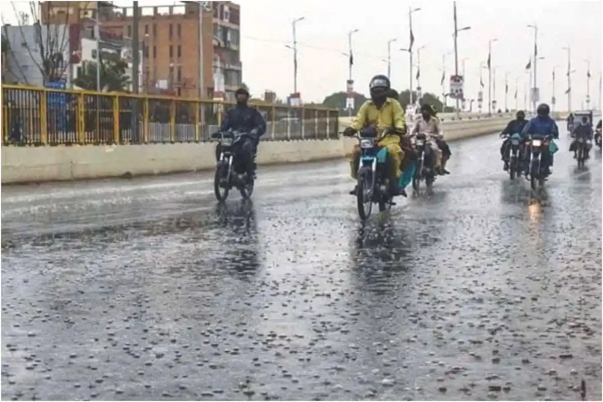 Karachi and Surrounding Areas Receive Showers, Schools Announce Holiday Today
