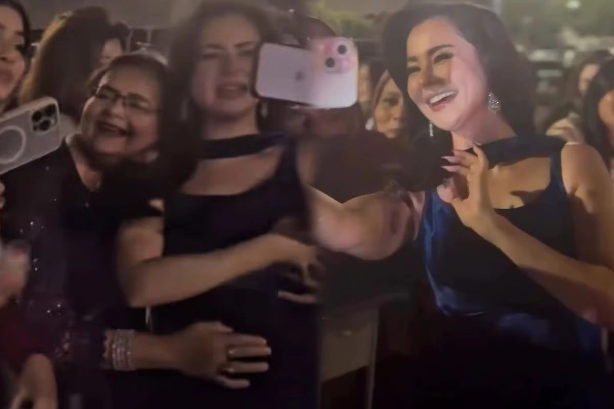 Hania Aamir mobbed by fans at Hum Awards