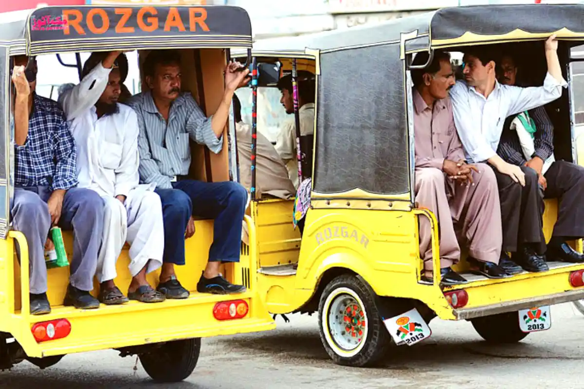 Karachi Qingqi rickshaws new rule