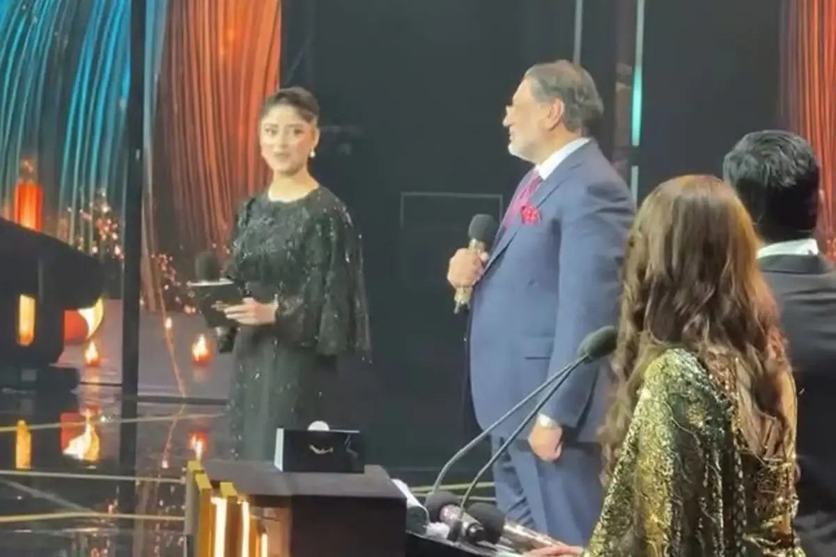 Sajal Aly and Yasir Hussain Hum Awards moment