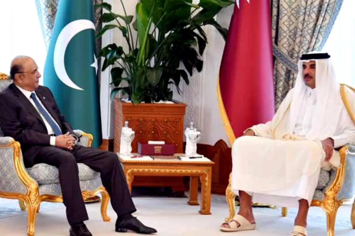 President Zardari meets Qatari Emir, discusses expanding defence partnership