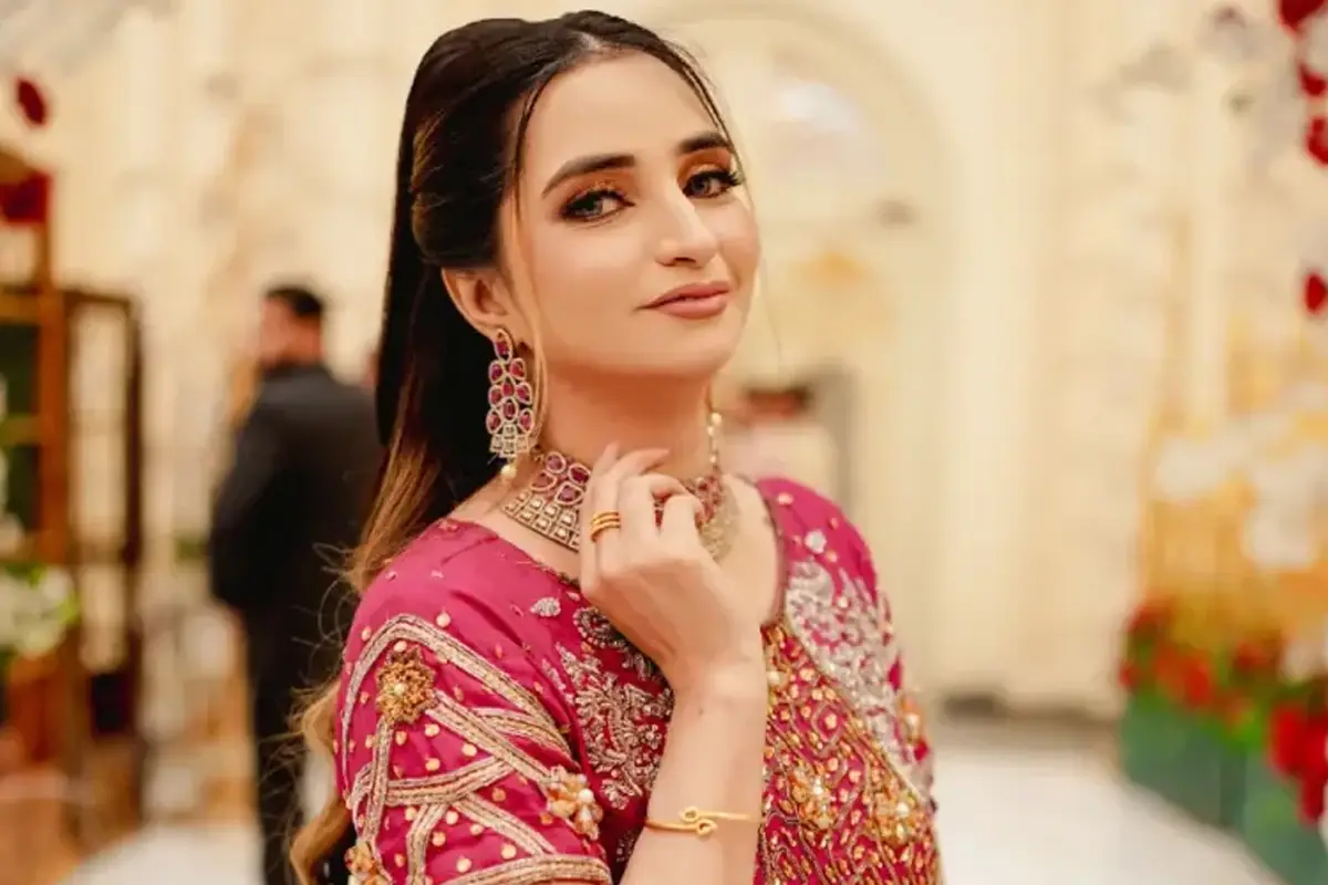 TikToker Wardah Malik Gets Emotional, Opens Up About Her Family Struggles