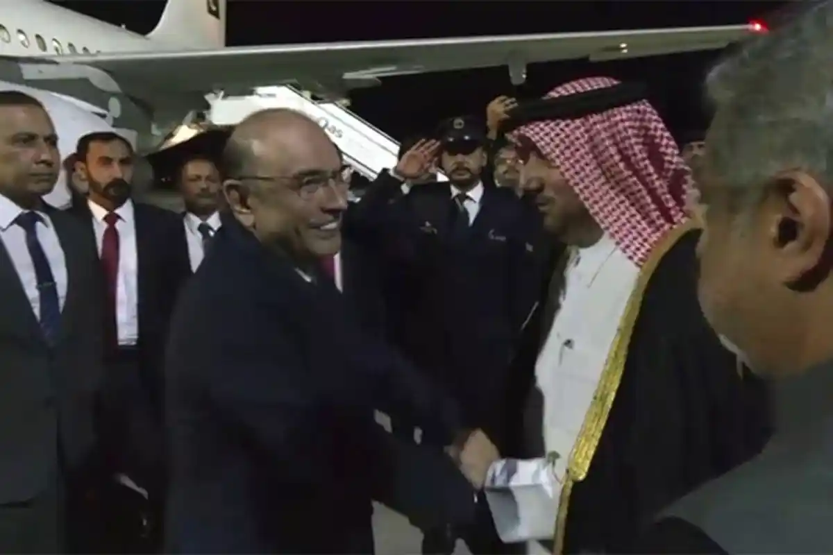 President Zardari Arrives in Qatar for Three-Day Official Visit