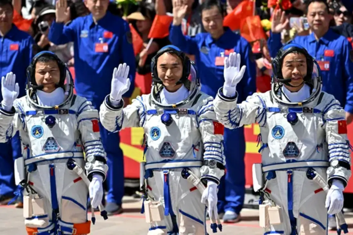 Who are the Chinese astronauts stuck in space after spacecraft damage?