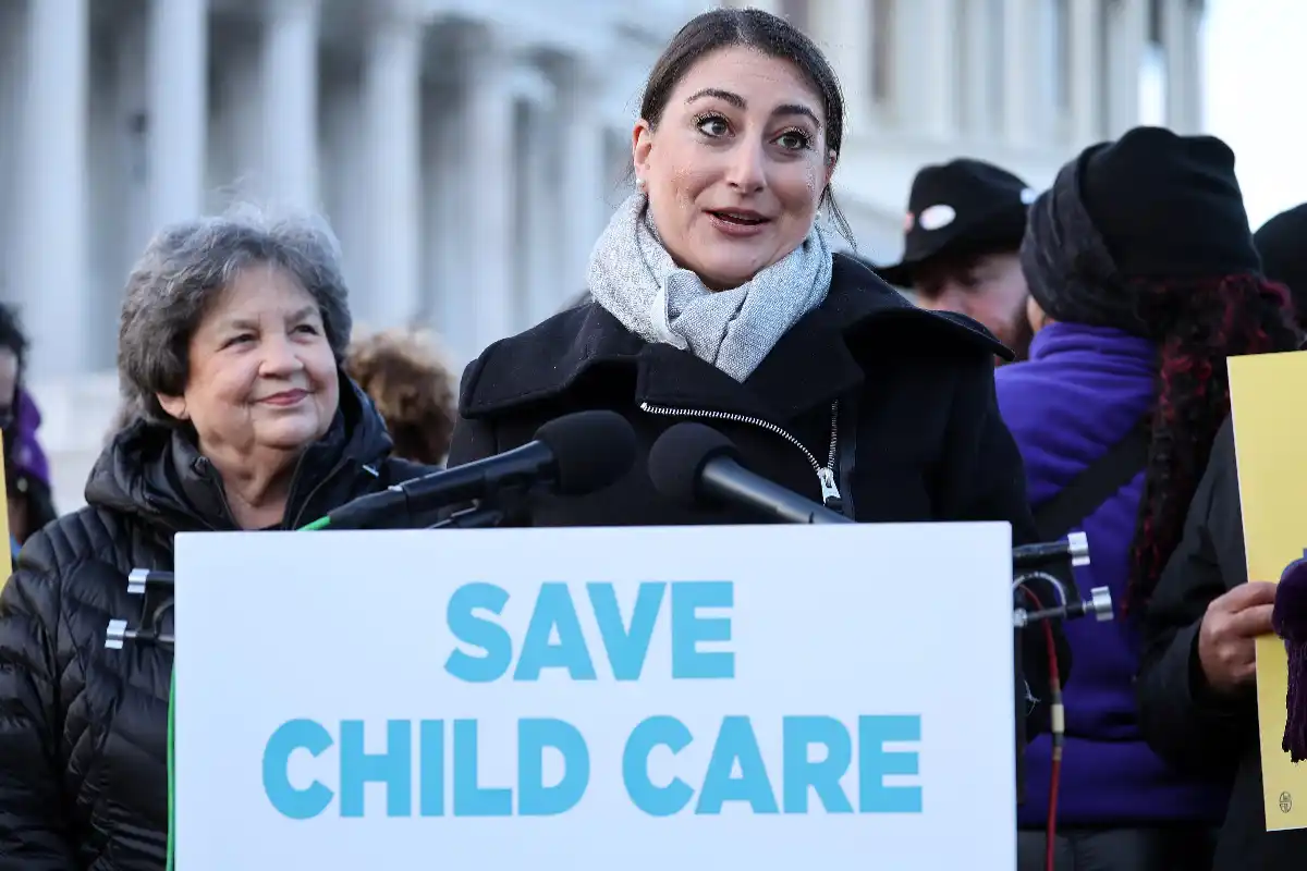 Who Owns Snopes? Fact-Checking Site Sparks Debate After Congresswoman’s Viral “Listen to Snopes” Tweet