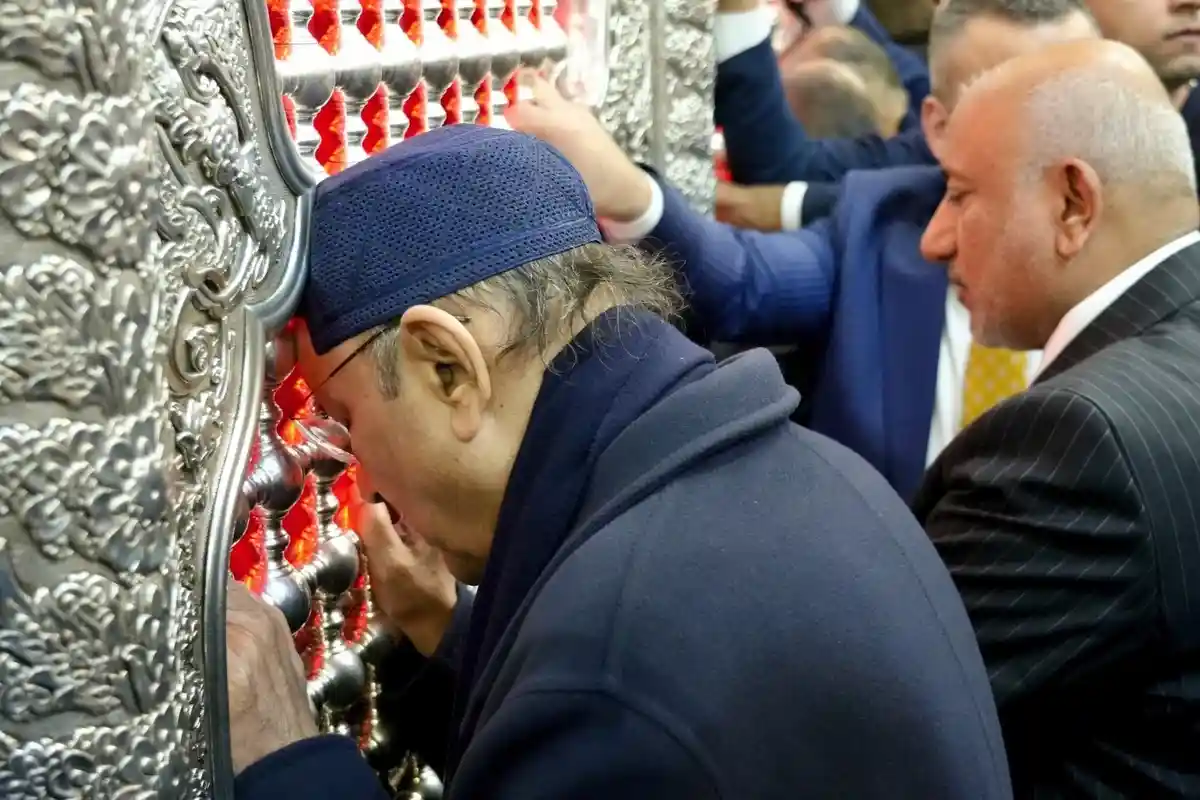 President Zardari Pays Tribute at Imam Hussain (AS) and Hazrat Abbas (AS) Shrines