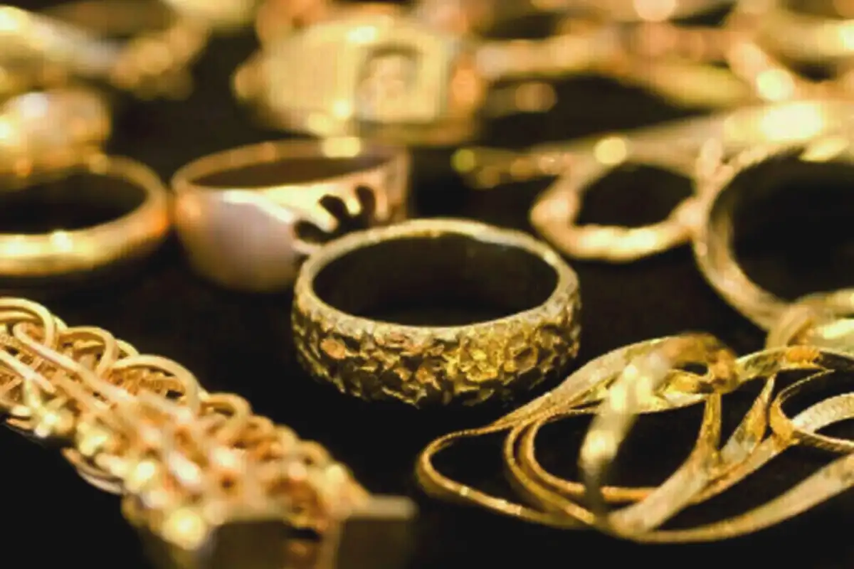 Gold Price Drops Sharply by PKR 10,700 Per Tola in Local Market