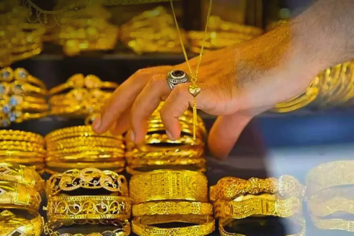 Gold Price Drops Rs4,000 per Tola in Pakistan Amid Global Downtrend
