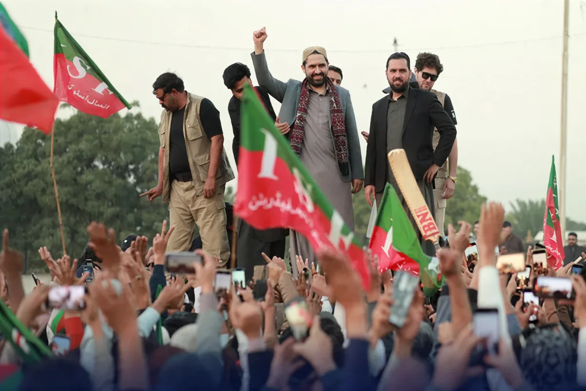 Heavy police deployed as PTI supporters head to Bagh-e-Jinnah