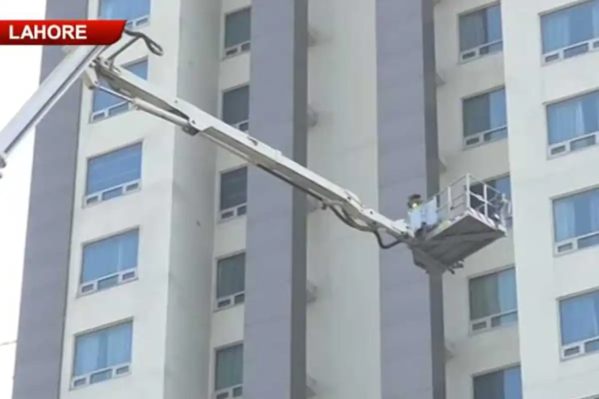 Lahore Hotel Blaze: One Critically Injured as Fire Breaks Out in Gulberg