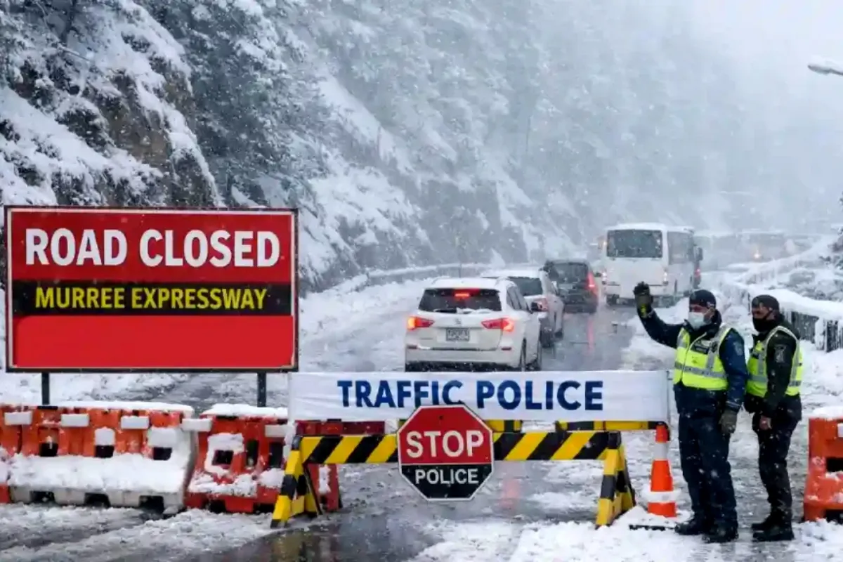 Murree Expressway closed due to heavy snowfall
