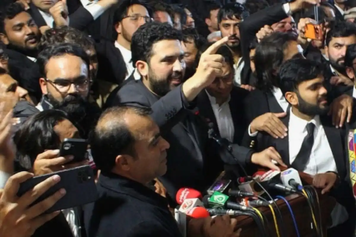 Convicted Individuals Entered Punjab Assembly with KP CM