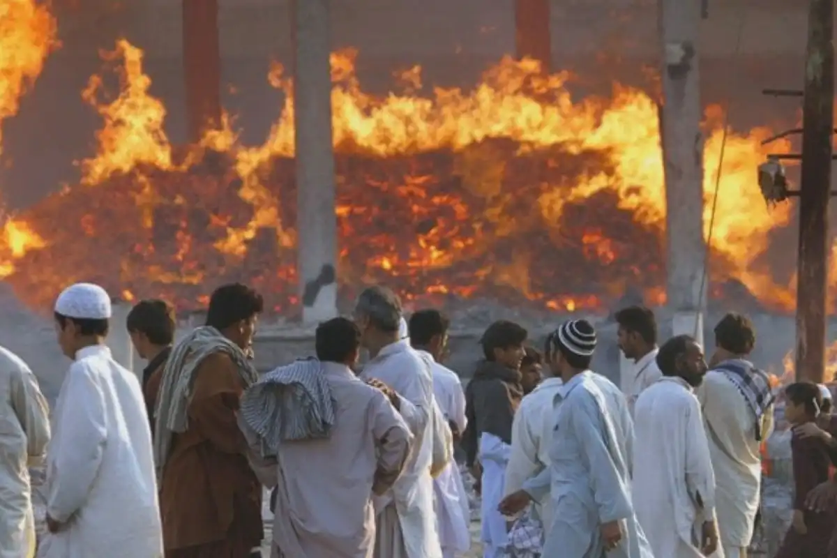 Fire Breaks Out at New Sabzi Mandi Karachi, Fire Brigade Rushes to Control Blaze