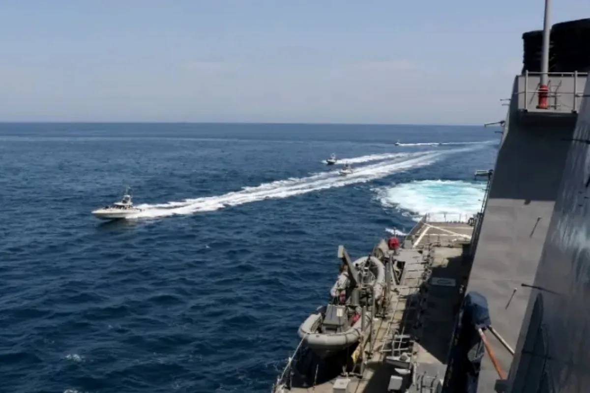 Iranian Fishermen Try to Drive Away US Warship Near Bushehr