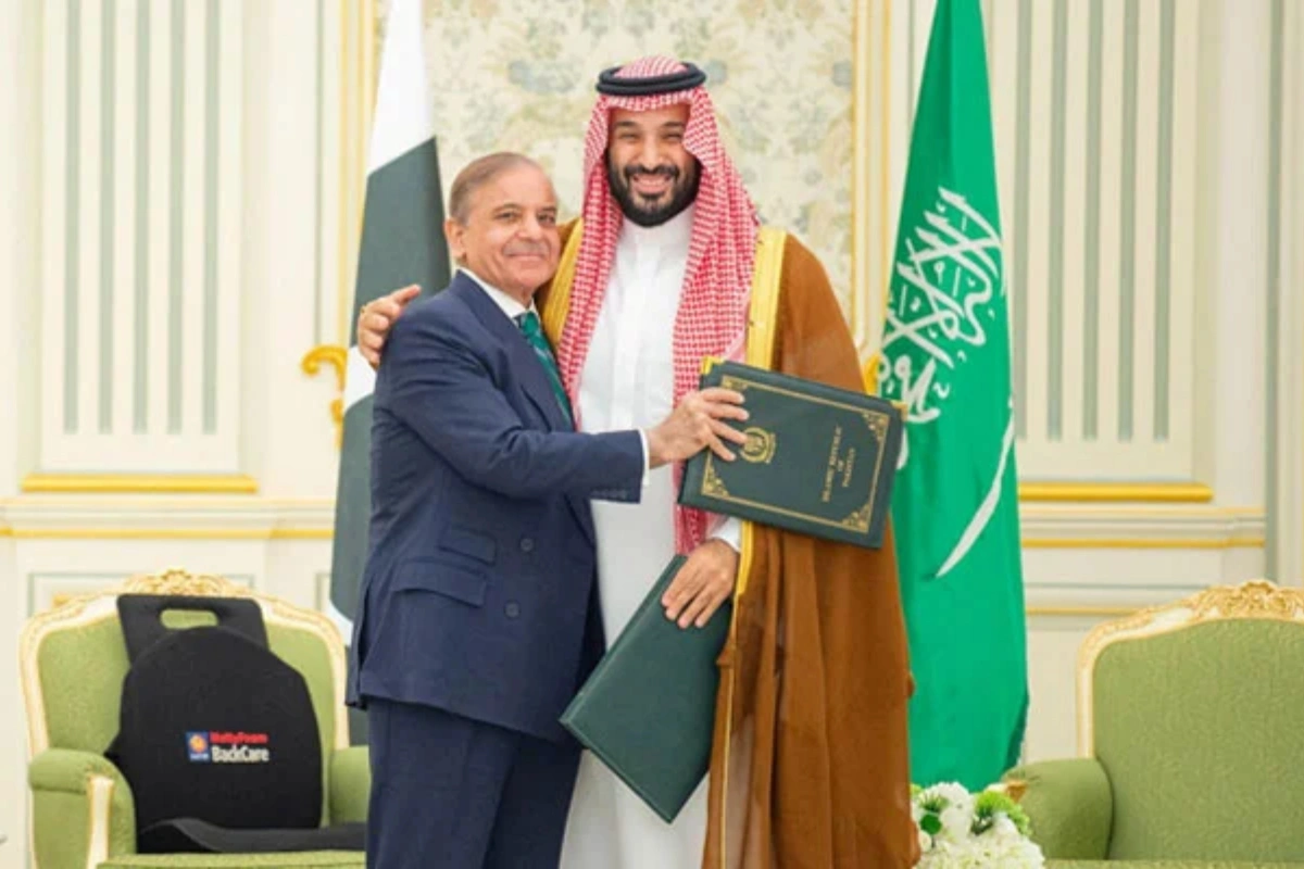 Shehbaz Sharif Urges End to Middle East Hostilities in Call with MBS