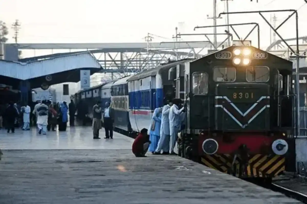 Pakistan Railways Announces Four Special Trains for Eid ul-Fitr 2026, SUPARCO Predicts March 21 Celebration