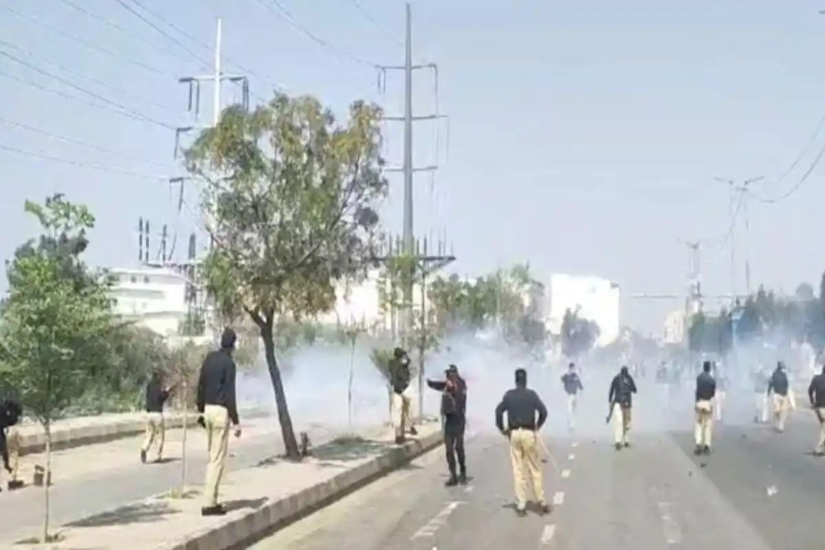 Protesters Clash with Police Near US Consulate in Karachi