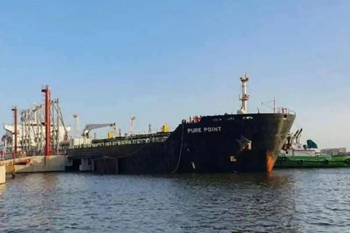 Three Oil Ships Arrive in Pakistan Tomorrow