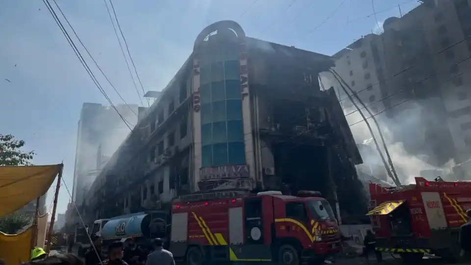 Fire Breaks Out at Gul Plaza in Karachi; Four Fire Tenders Dispatched