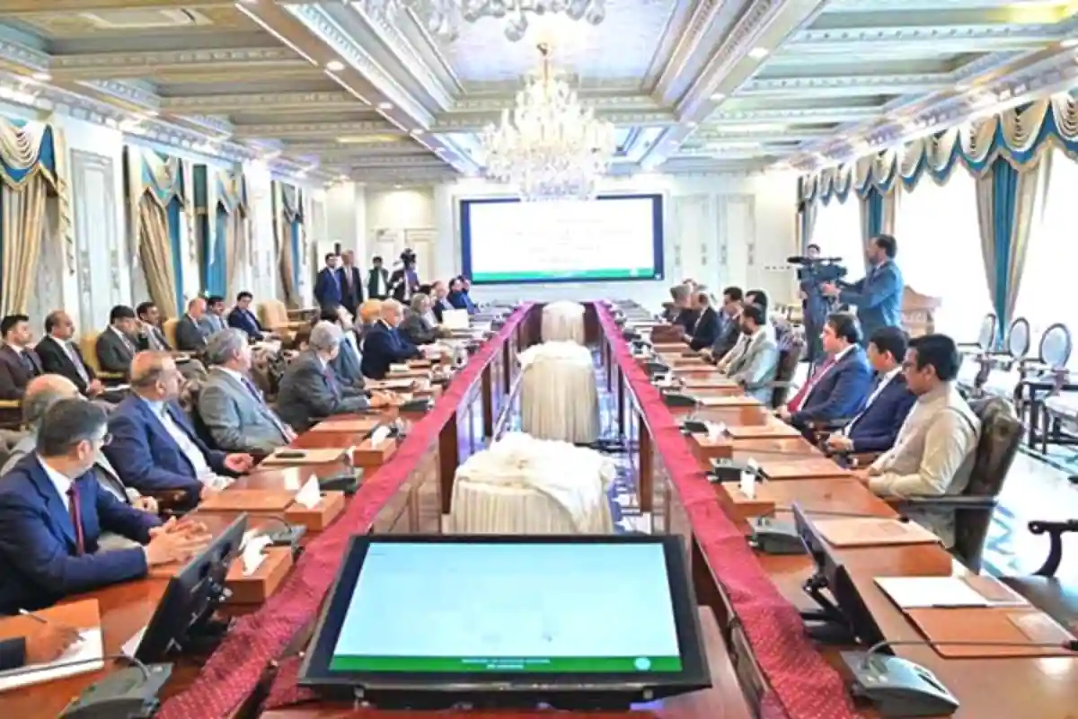 PM Shehbaz Chairs In-Camera Briefing on Regional Security, Urges National Unity