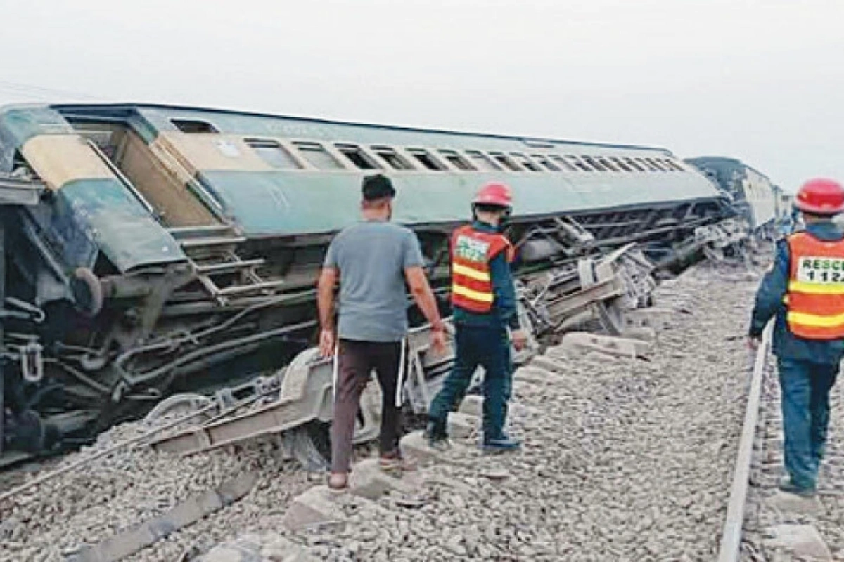 Shalimar Express Coaches Derail